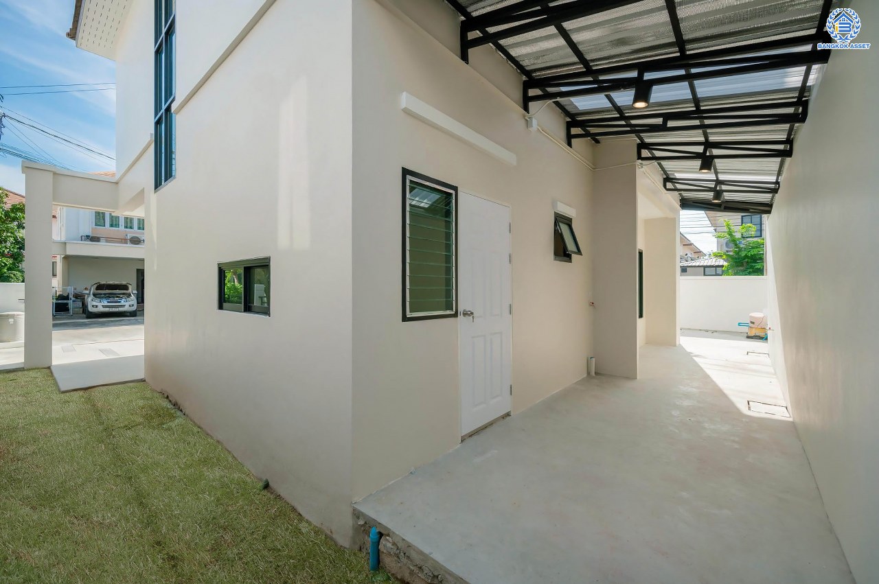 บ้านมือสองตกแต่งใหม่ โครงการ รติรมย์ ฟิฟท์ ราชพฤกษ์-ปิ่นเกล้า หลังมุม เนื้อที่ 57.5 ตร.ว. ฟังก์ชัน 3 ห้องนอน 3 ห้องน้ำ 2 ที่จอดรถ บรรยากาศเป็นส่วนตัว บนทำเลยอดนิยม เชื่อมต่อถนนสวนผัก, ถนนราชพฤกษ์, ถนนบางกรวย-ไทรน้อย ใกล้เซ็นทรัลเวสต์วิลล์ และจุดขึ้นทางด่วน "ศรีรัช"